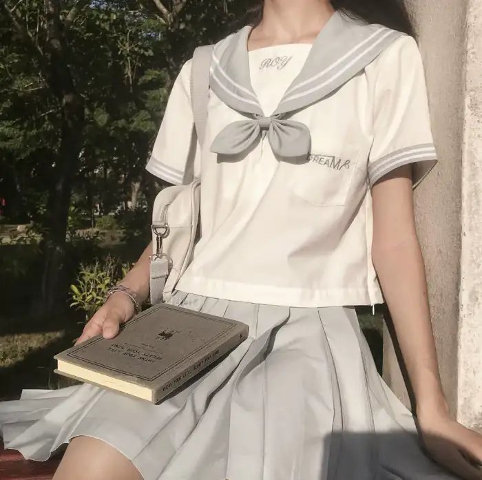 鬣狗式生存海报